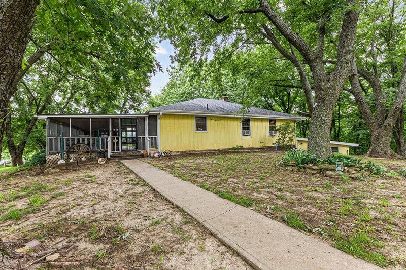 3252 SW Warnicks Rd, St Joseph, MO 64504