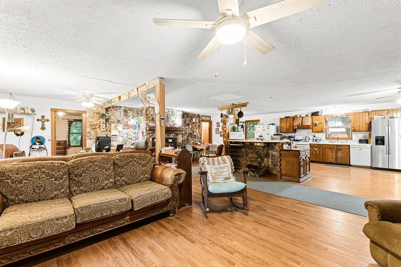 3252 SW Warnicks Rd, St Joseph, MO 64504