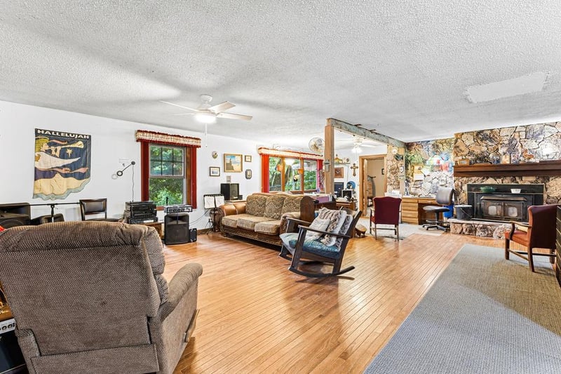 3252 SW Warnicks Rd, St Joseph, MO 64504