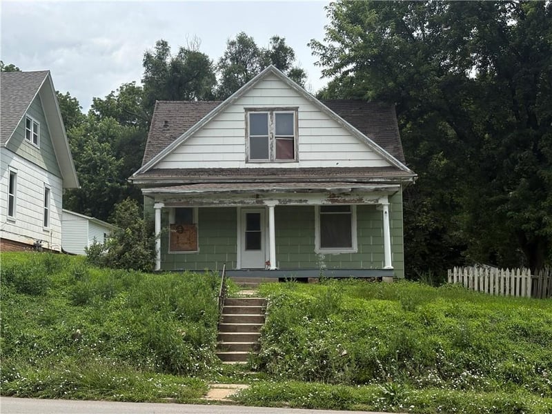 3205 S 22nd St, St Joseph, MO 64503