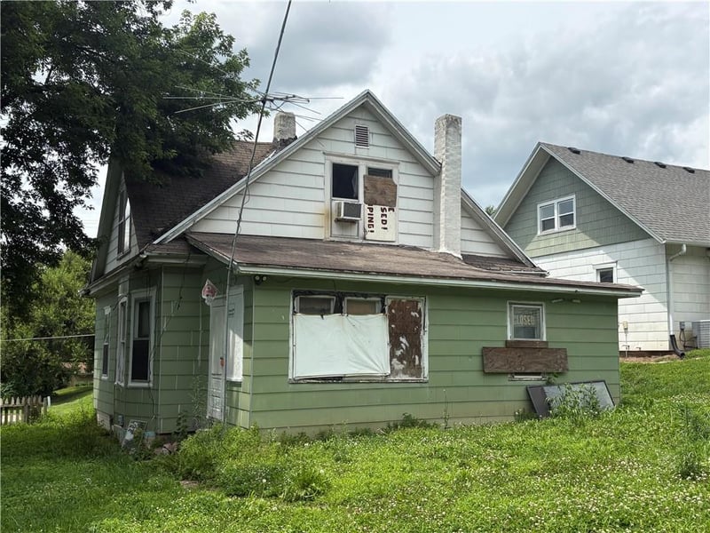 3205 S 22nd St, St Joseph, MO 64503