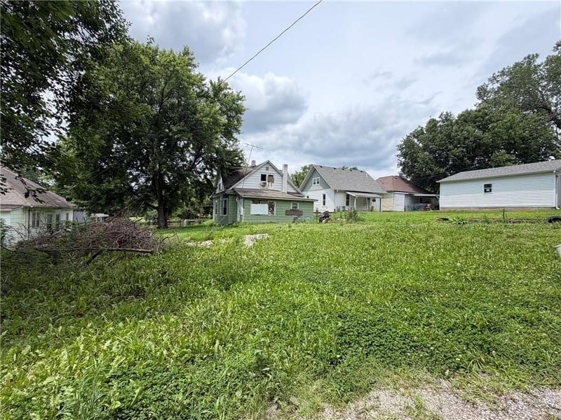3205 S 22nd St, St Joseph, MO 64503