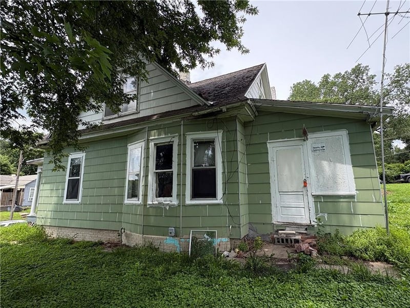 3205 S 22nd St, St Joseph, MO 64503