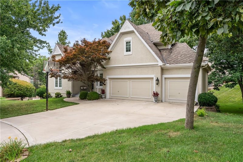 713 Plumbrook Pl, Lee's Summit, MO 64064