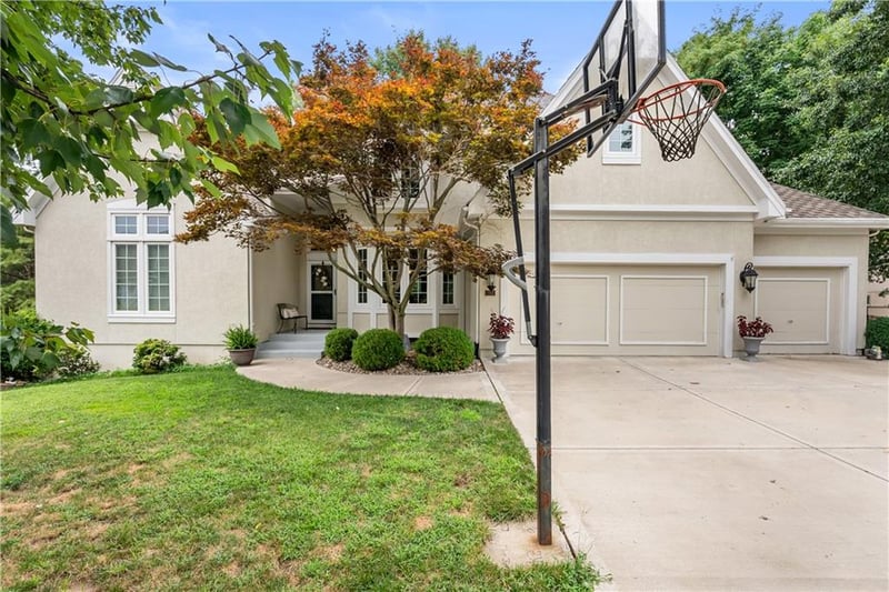 713 Plumbrook Pl, Lee's Summit, MO 64064