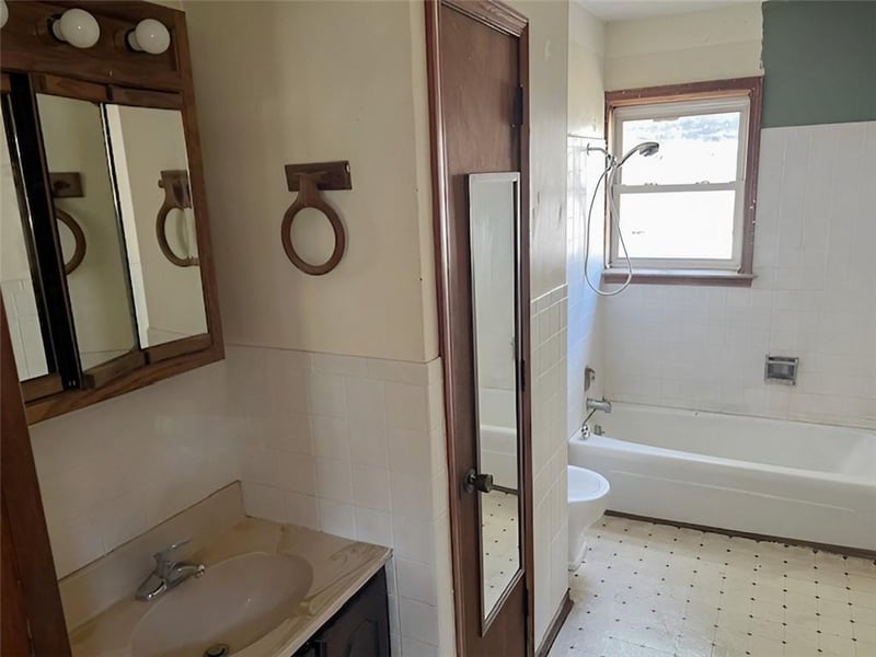 208 3rd St, Hopkins, MO 64461