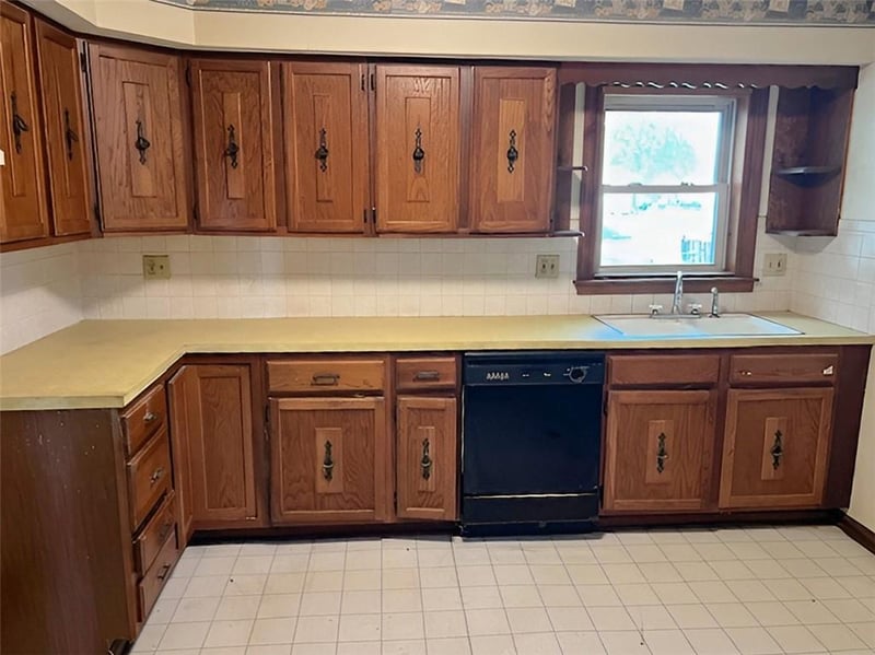 208 3rd St, Hopkins, MO 64461