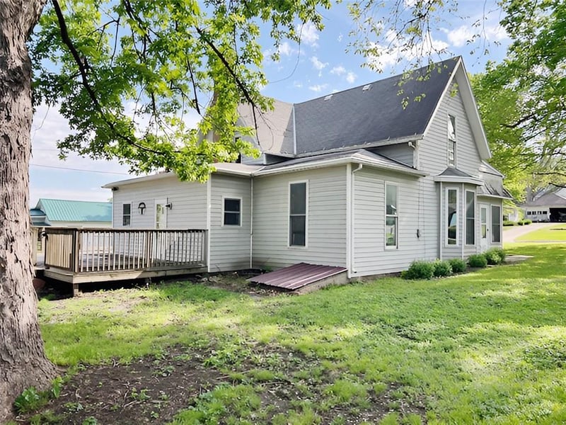 208 3rd St, Hopkins, MO 64461