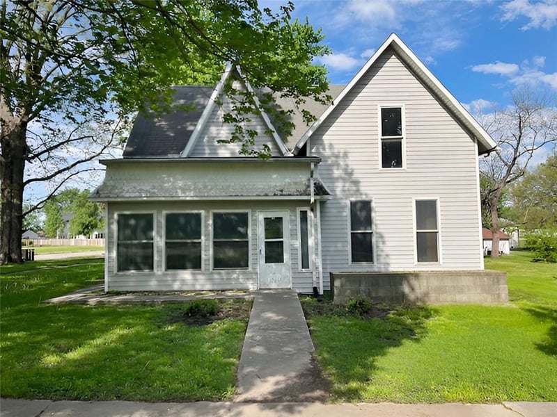 208 3rd St, Hopkins, MO 64461