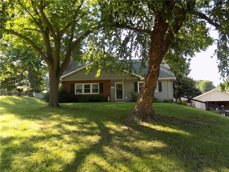 2320 33rd Street Ter, St Joseph, MO 64506