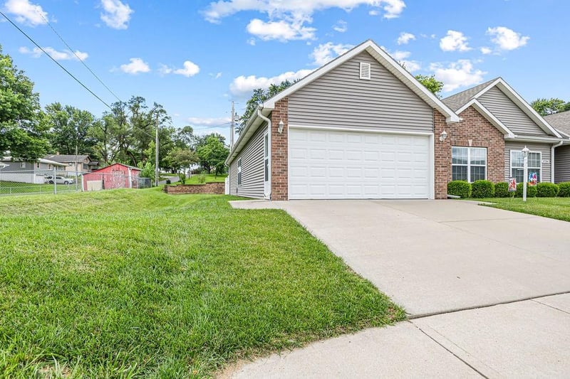 3738 Charles St, St Joseph, MO 64506
