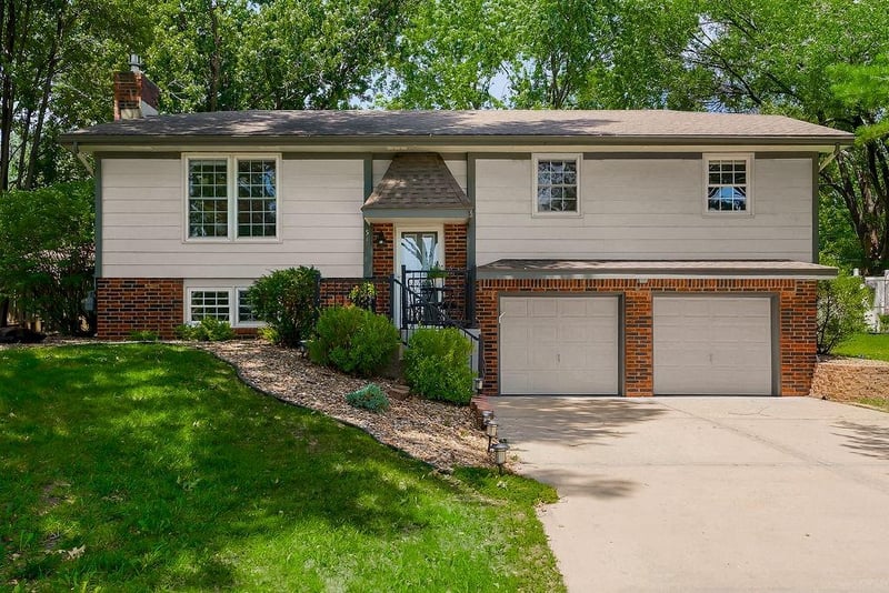 516 Oakbrook Dr, Lansing, KS 66043