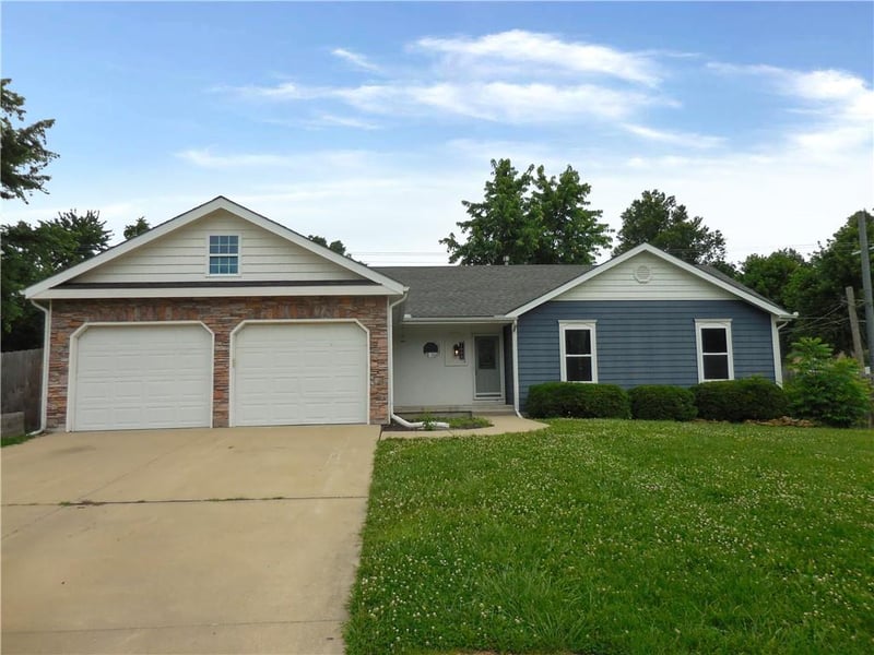 1000 Oakwood St, Harrisonville, MO 64701