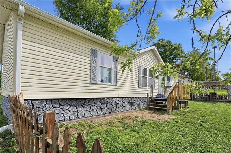 806 West St, Stewartsville, MO 64490
