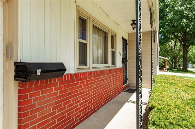 9806 77th St, Kansas City, MO 64138