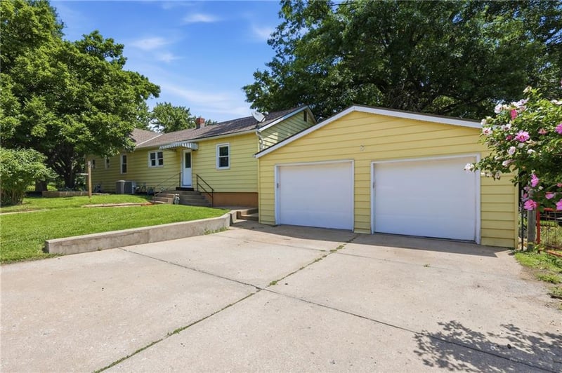 713 Pennsylvania St, Leavenworth, KS 66048
