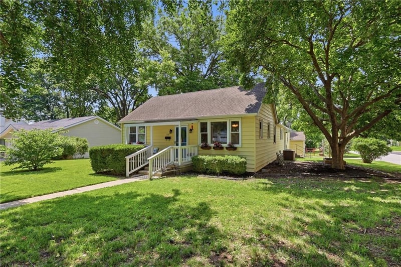 713 Pennsylvania St, Leavenworth, KS 66048