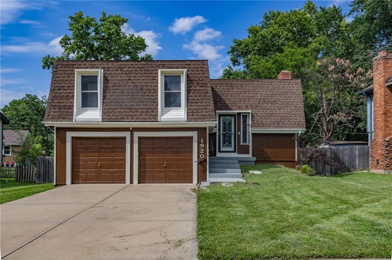 1920 Mohawk Dr, Olathe, KS 66062