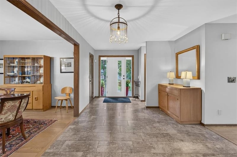 11009 Delmar St, Leawood, KS 66211