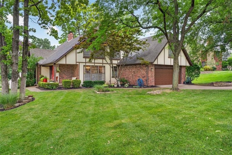 11009 Delmar St, Leawood, KS 66211