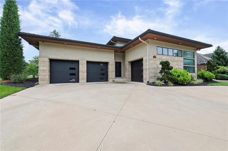 6537 Ridge Rd, Parkville, MO 64152