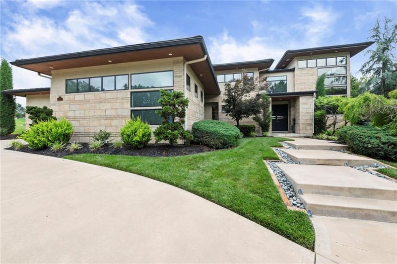 6537 Ridge Rd, Parkville, MO 64152