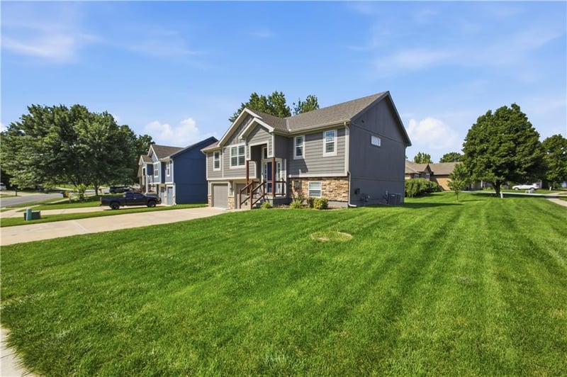 1300 Regency Dr, Kearney, MO 64060