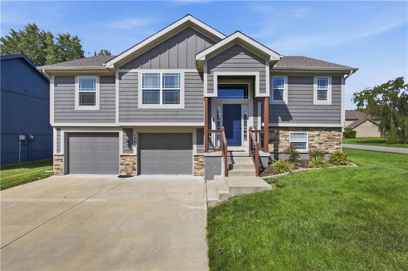 1300 Regency Dr, Kearney, MO 64060
