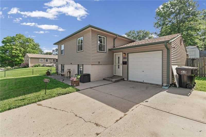 819 Susquehanna Rg, Independence, MO 64056