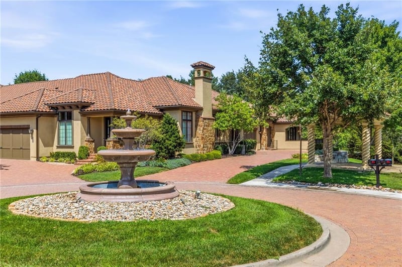 3114 137th St, Leawood, KS 66224