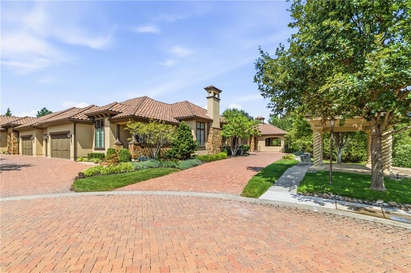 3114 137th St, Leawood, KS 66224