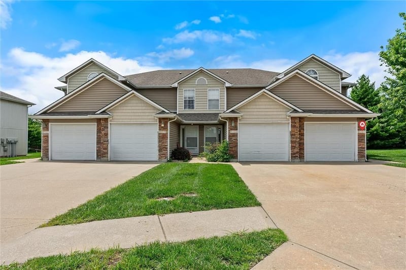 9001 SW Gala Dr, Blue Springs, MO 64064