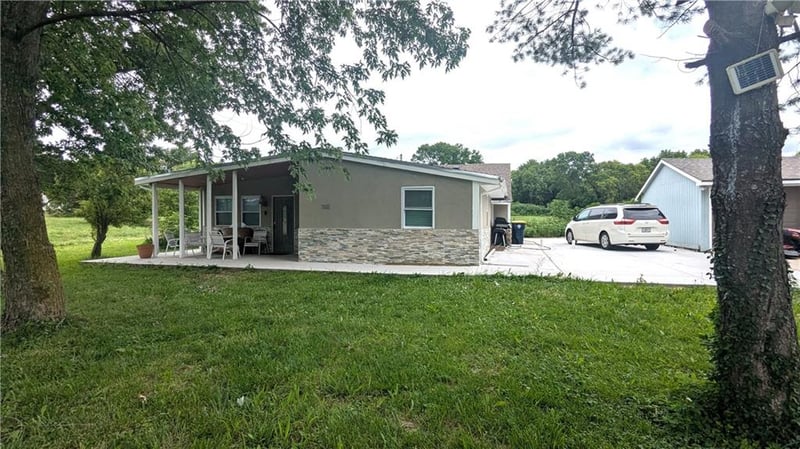 7002 102nd St, Kansas City, MO 64134