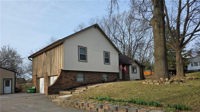 1818 Hilltop Dr, Country Club, MO 64505