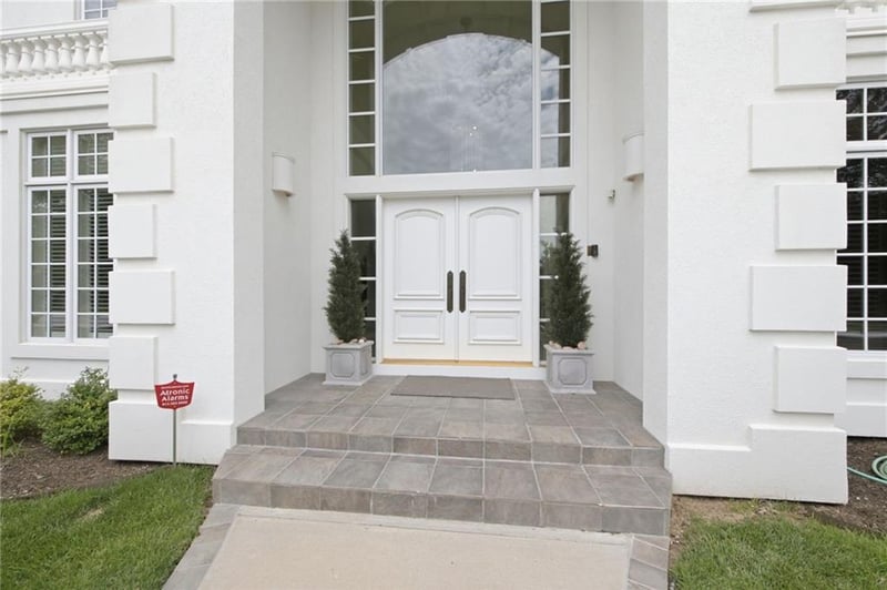 6517 Ridge Rd, Parkville, MO 64152