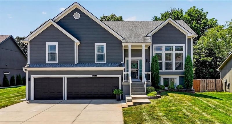 207 Carriage Ct, Smithville, MO 64089