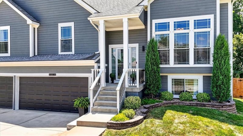 207 Carriage Ct, Smithville, MO 64089