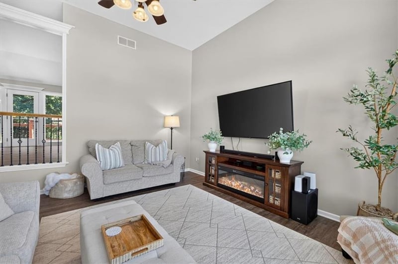 207 Carriage Ct, Smithville, MO 64089