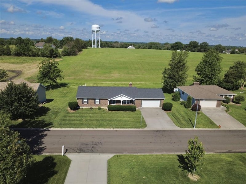 707 Lake Manor Dr, Trenton, MO 64683