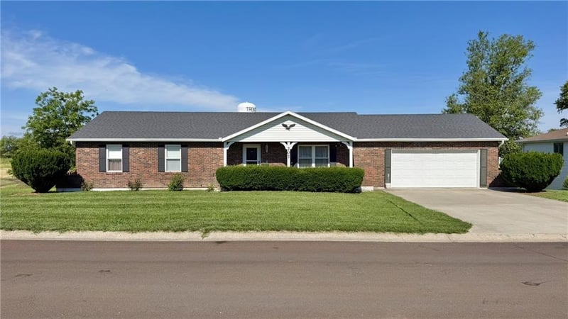 707 Lake Manor Dr, Trenton, MO 64683