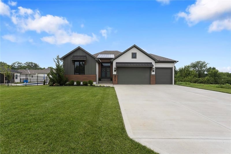 404 Pavilion Dr, Grain Valley, MO 64029
