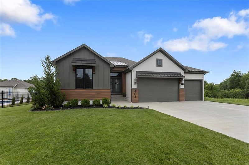404 Pavilion Dr, Grain Valley, MO 64029