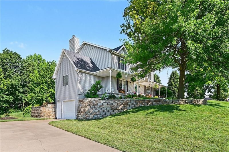 7204 Pleasant Ridge Ter, St Joseph, MO 64504