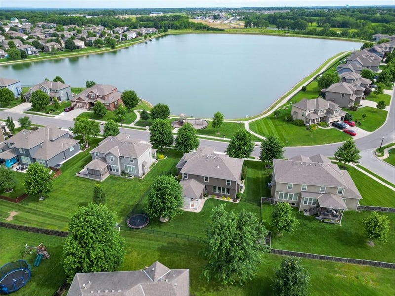 104 Shores Dr, Lee's Summit, MO 64064