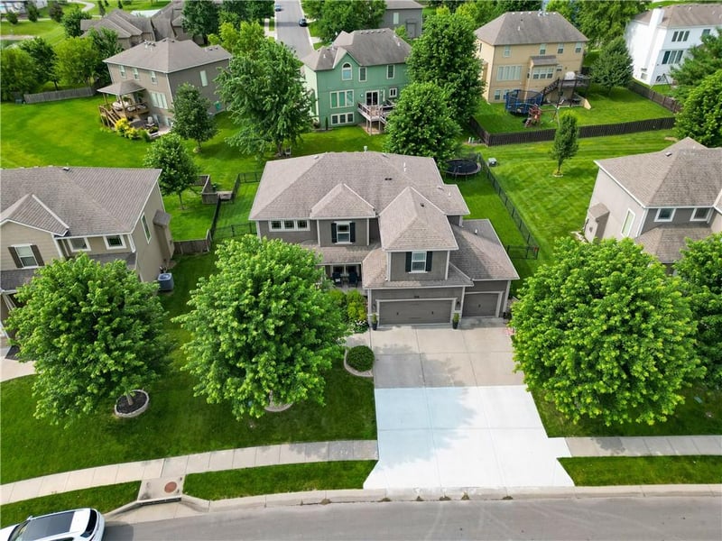 104 Shores Dr, Lee's Summit, MO 64064
