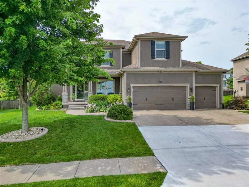 104 Shores Dr, Lee's Summit, MO 64064