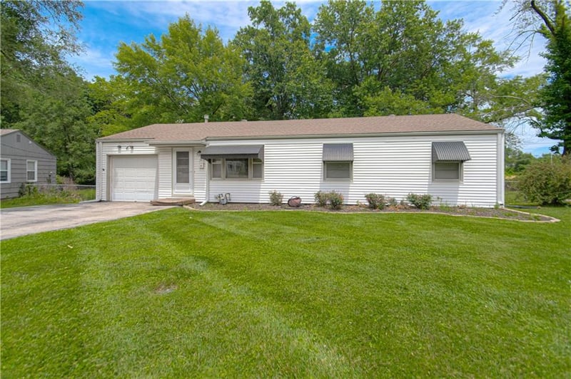 2418 Pursell Rd, Gladstone, MO 64118