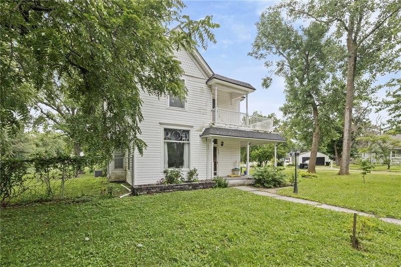 407 5th St, Garden City, MO 64747