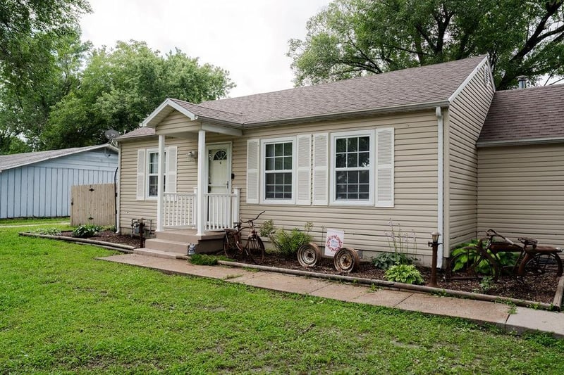 1207 32nd St, Parsons, KS 67357