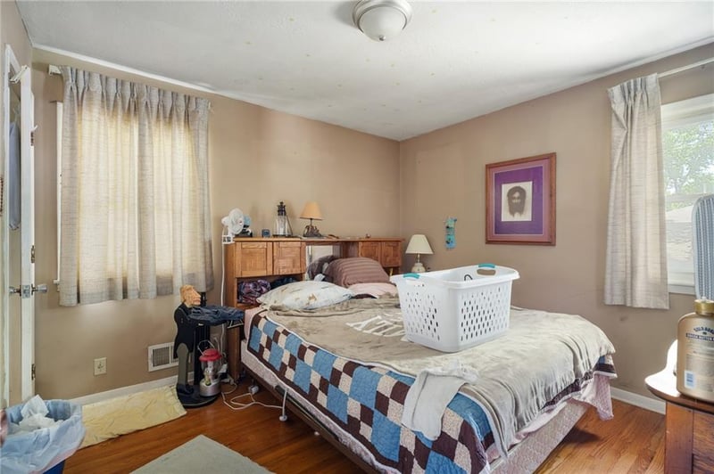 1729 Mccoy St, Independence, MO 64050